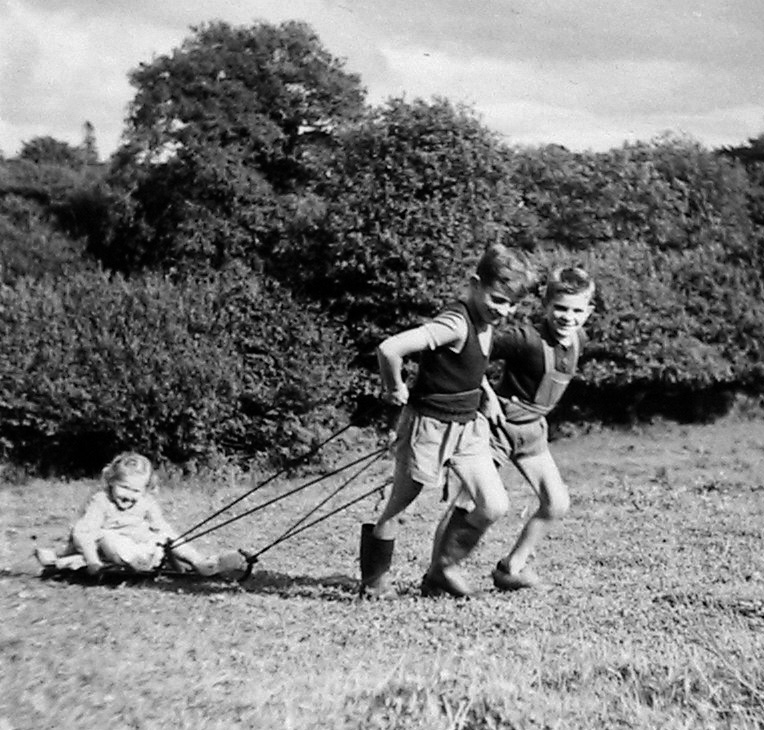 1954 Annick Verdin traînée par ses cousins Pierre et Lili Rannou du Reunic Don A. Verdin