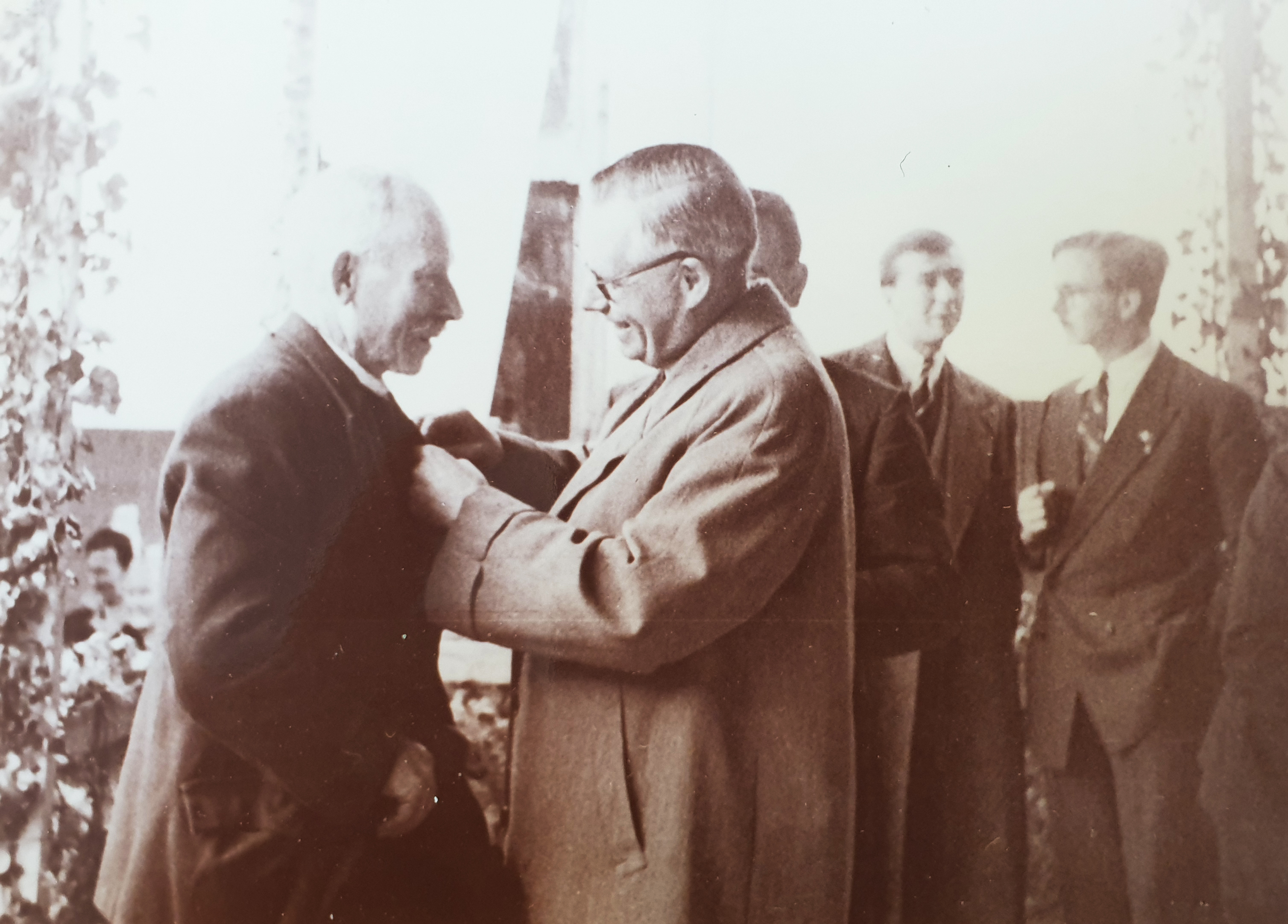 1947_Remise de médailles_Gaston Thubé, Michel et Gwenn Bolloré au fond