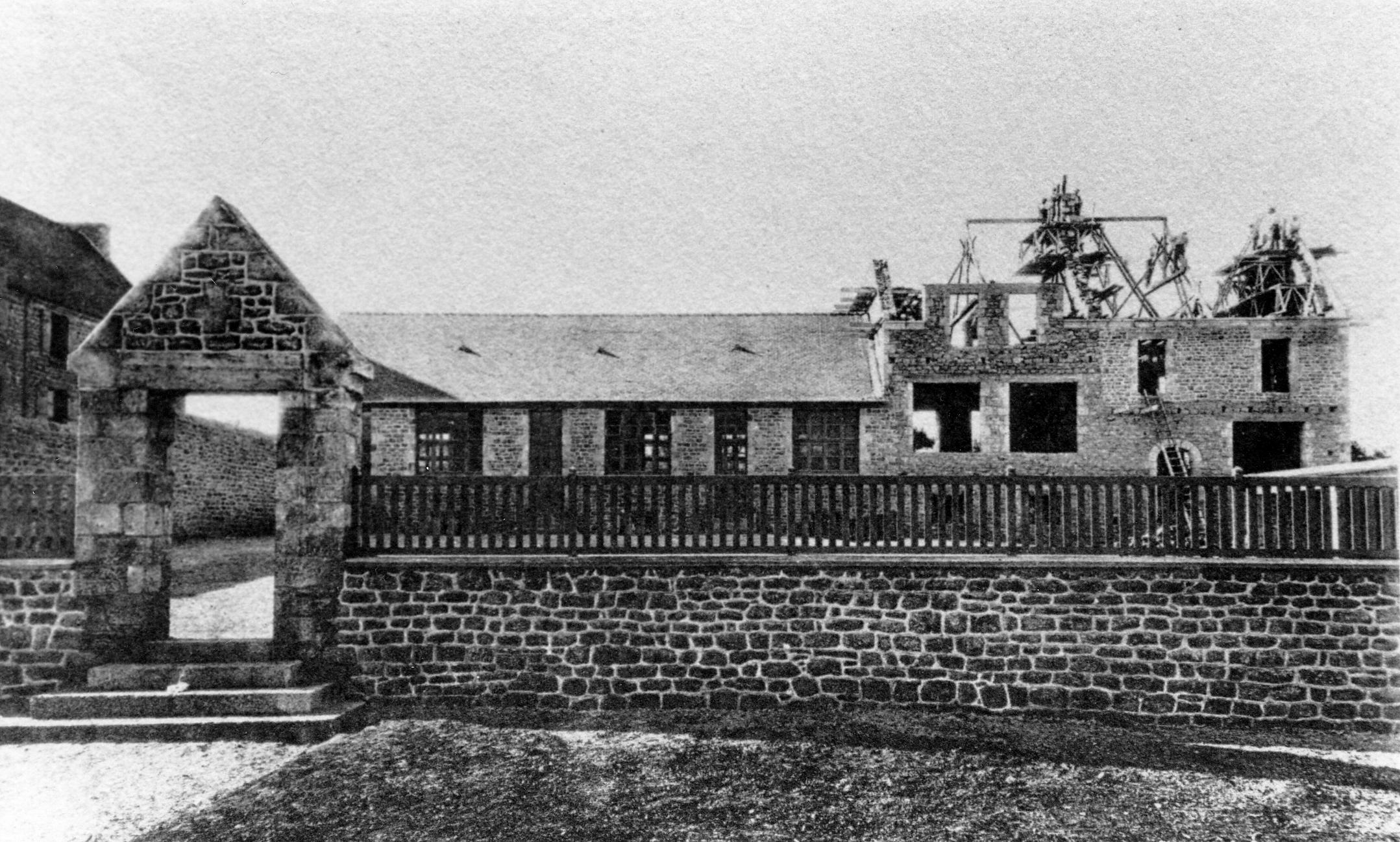 Construction de l'école Saint Joseph à Lestonan en 1929