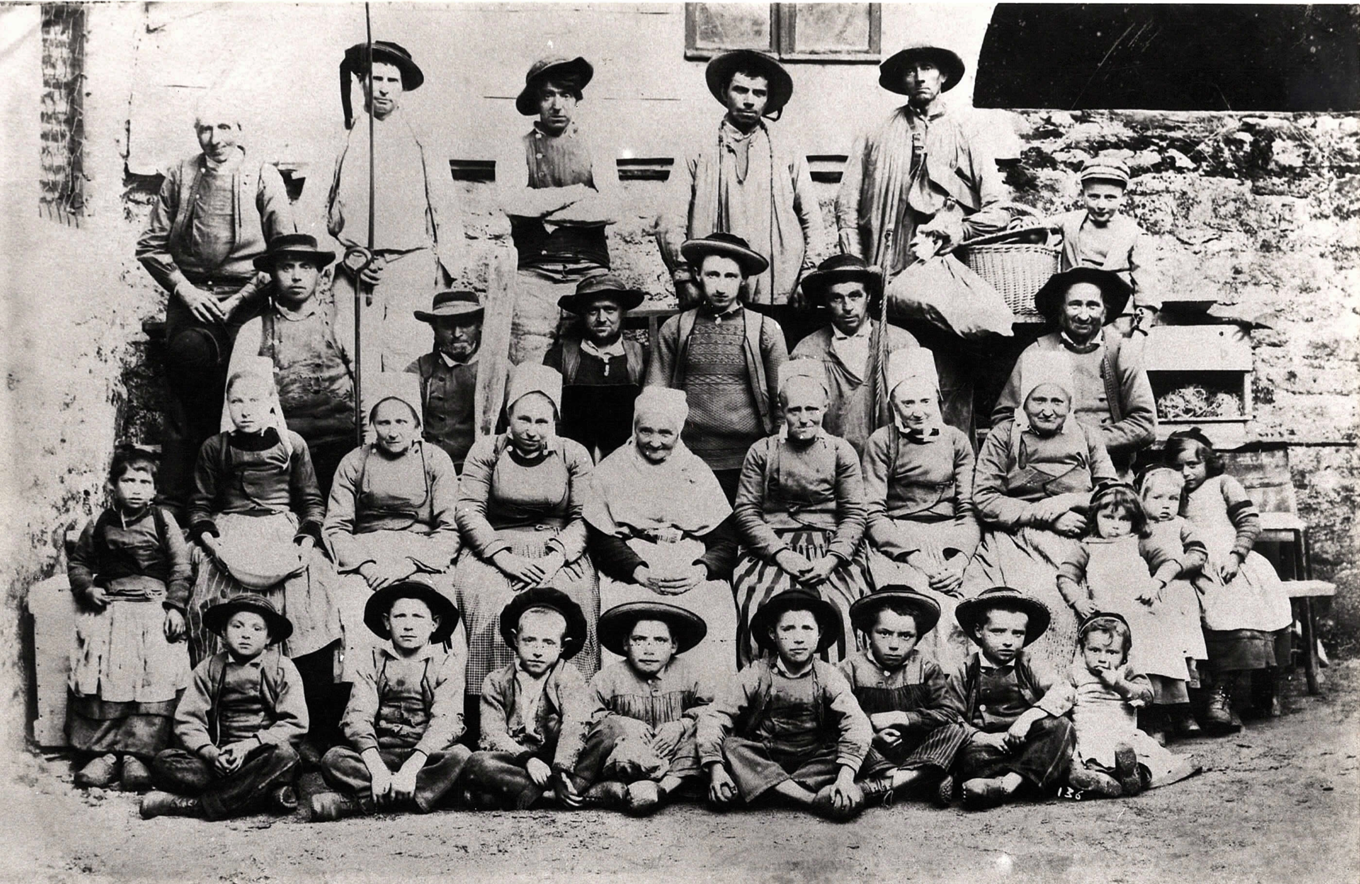 Ouvriers de la papeterie Bolloré vers 1900