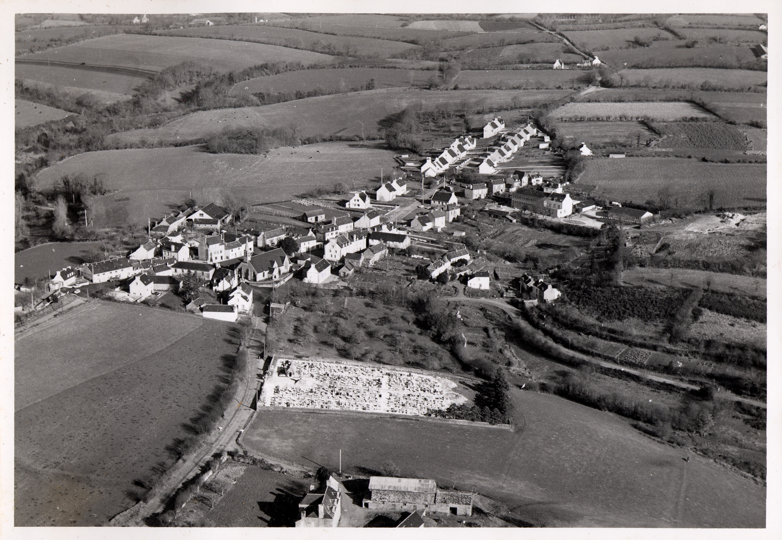 Bourg côté cimetière en 1971 Photo Raymond Lozach Fonds Arkae
