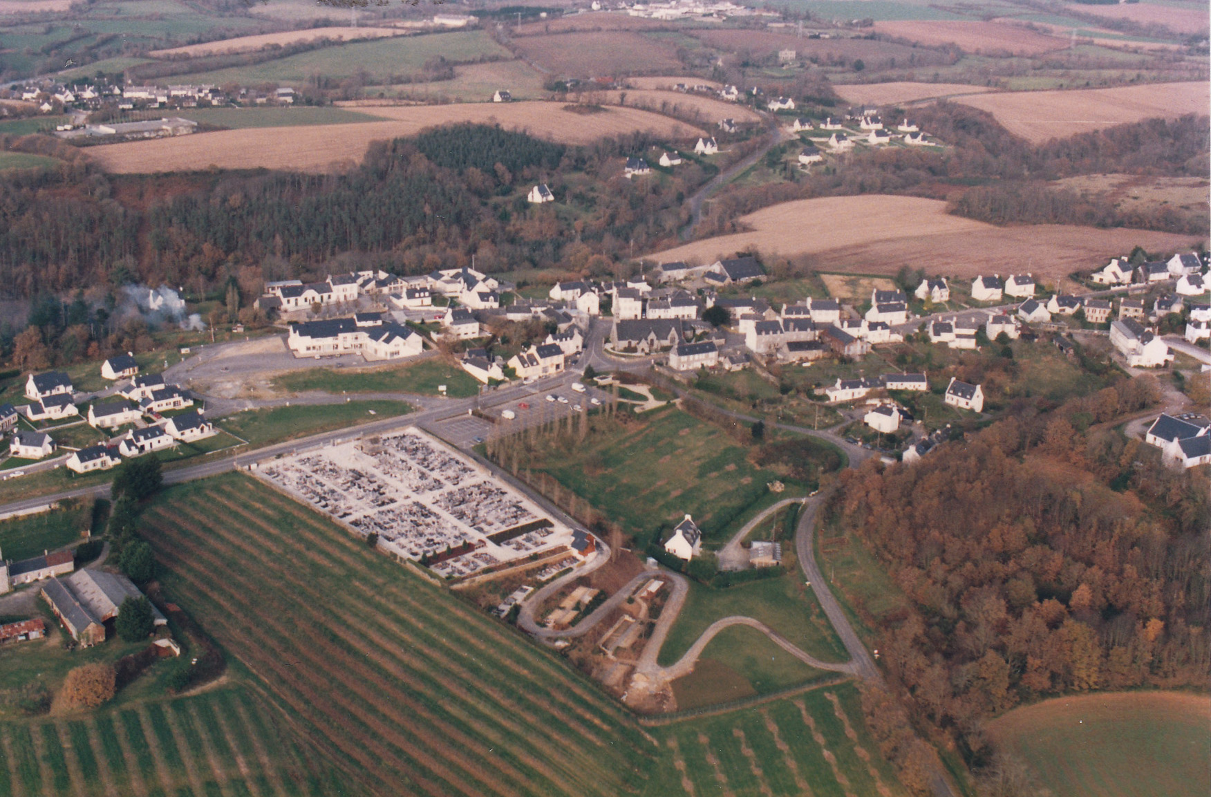 Bourg côté cimetière en 1991 Photo Jean Yves Uguet Fonds Arkae