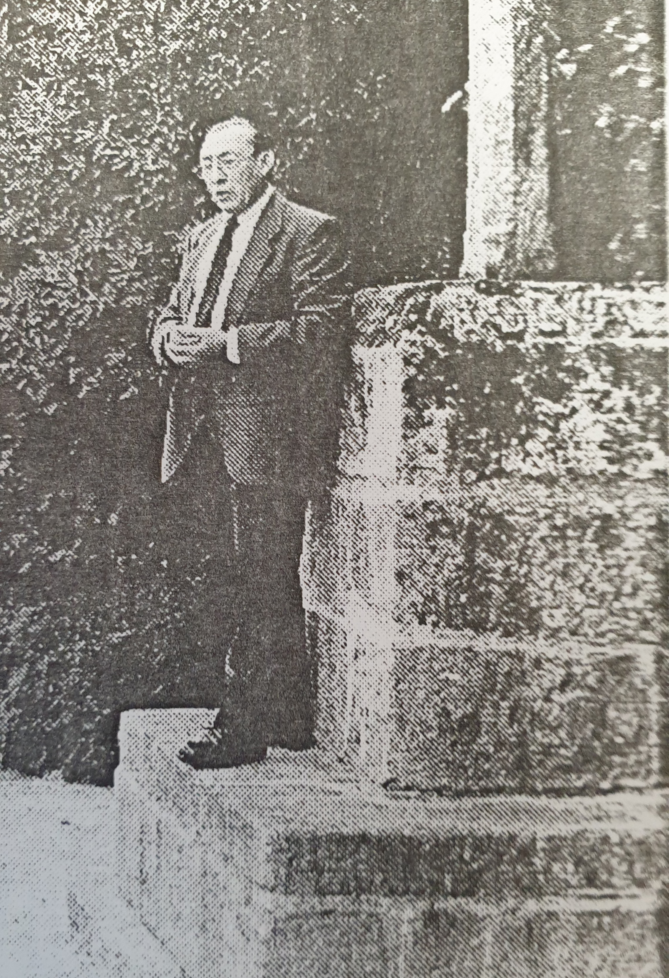 Photo 1991 Reconstruction du calvaire de Croas Spern Raymond Lozach 1
