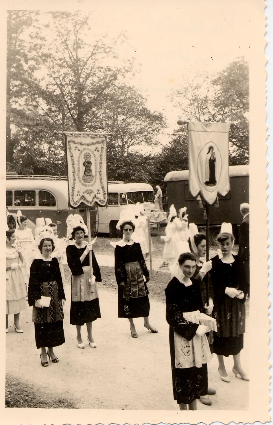 Porteuses de bannières en 1958 Fonds Fabriciens de Kdt
